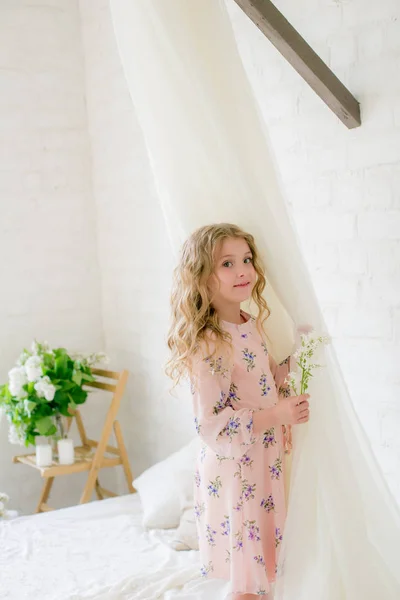Χαριτωμένο Κοριτσάκι Ξανθά Μαλλιά Ένα Όμορφο Φόρεμα Ένα Ανοιξιάτικο Στούντιο — Φωτογραφία Αρχείου