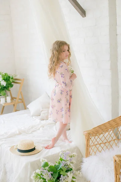 Carino Bambina Con Capelli Biondi Bel Vestito Uno Studio Primavera — Foto Stock