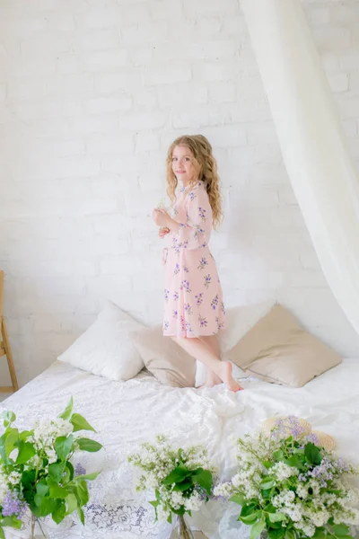 Χαριτωμένο Κοριτσάκι Ξανθά Μαλλιά Ένα Όμορφο Φόρεμα Ένα Ανοιξιάτικο Στούντιο — Φωτογραφία Αρχείου
