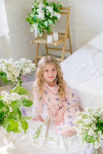 Cute Little Girl Blond Włosy Pięknej Sukni Studiu Wiosna Liliowe — Zdjęcie stockowe