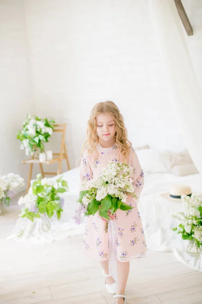 Leylak Çiçekleri Ile Bir Bahar Stüdyosunda Güzel Bir Elbise Sarı — Stok fotoğraf