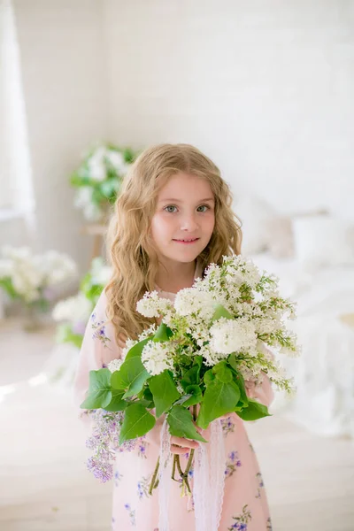 Cute Little Girl Blond Włosy Pięknej Sukni Studiu Wiosna Liliowe — Zdjęcie stockowe