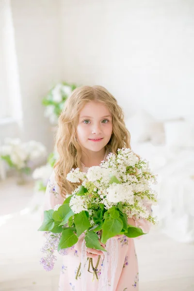 Cute Little Girl Blond Włosy Pięknej Sukni Studiu Wiosna Liliowe — Zdjęcie stockowe