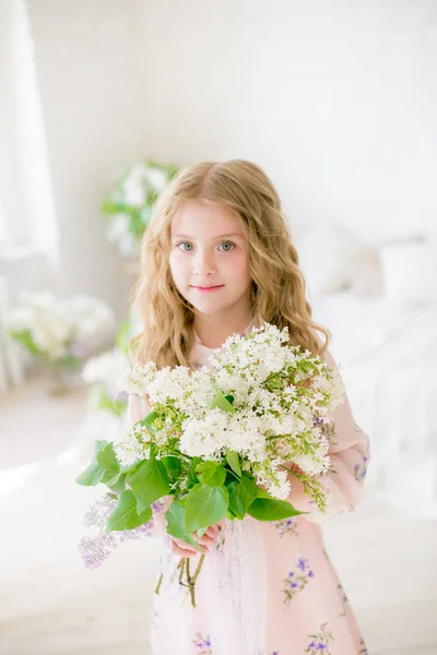 Cute Little Girl Blond Włosy Pięknej Sukni Studiu Wiosna Liliowe — Zdjęcie stockowe