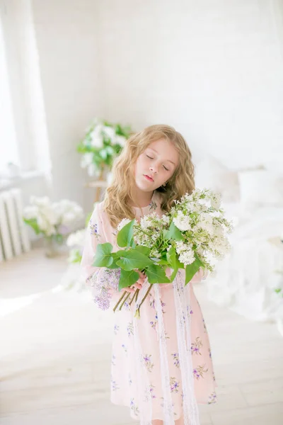 Симпатична Маленька Дівчинка Світлим Волоссям Красивій Сукні Весняній Студії Бузковими — стокове фото