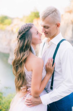 Nehir ya da göl kenarında zarif kibar bir gelin ve damat. Aşık düğün çifti 