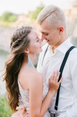 Nehir ya da göl kenarında zarif kibar bir gelin ve damat. Aşık düğün çifti 