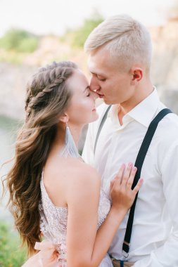 Nehir ya da göl kenarında zarif kibar bir gelin ve damat. Aşık düğün çifti 