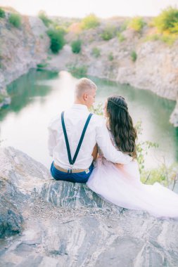 Nehir ya da göl kenarında zarif kibar bir gelin ve damat. Aşık düğün çifti 