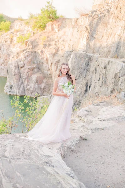 Bella Giovane Sposa Con Capelli Lunghi Abito Sposa Con Bouquet — Foto Stock