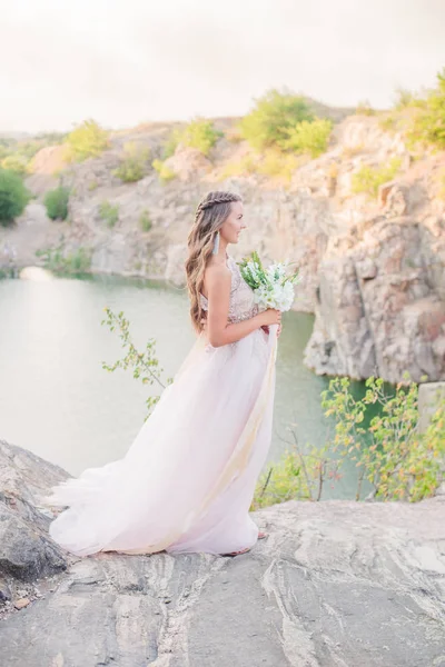 Bela Noiva Jovem Com Cabelos Longos Vestido Noiva Com Buquê — Fotografia de Stock