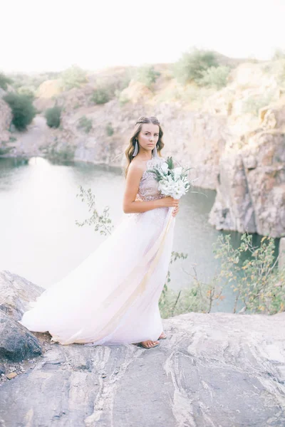 Bela Noiva Jovem Com Cabelos Longos Vestido Noiva Com Buquê — Fotografia de Stock