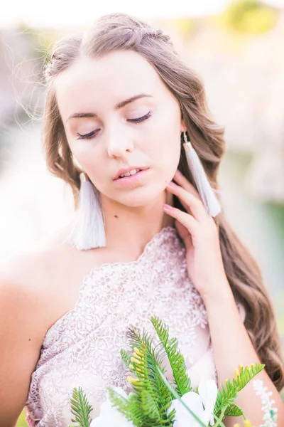 Beautiful Young Bride Long Hair Wedding Dress Bouquet Summer Shore — Stock Photo, Image