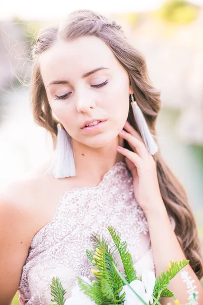 Bella Giovane Sposa Con Capelli Lunghi Abito Sposa Con Bouquet — Foto Stock