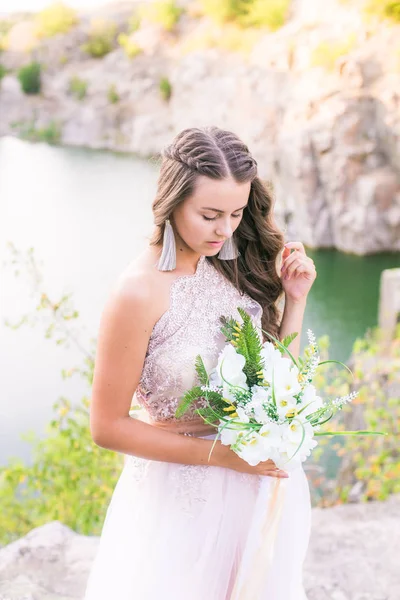 Bela Noiva Jovem Com Cabelos Longos Vestido Noiva Com Buquê — Fotografia de Stock