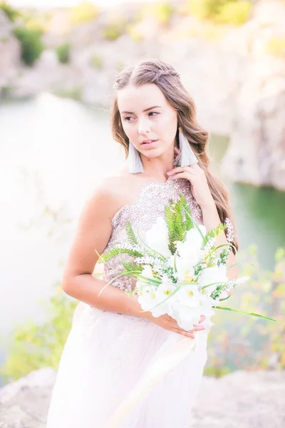 Bella Giovane Sposa Con Capelli Lunghi Abito Sposa Con Bouquet — Foto Stock