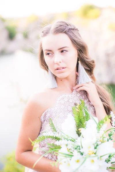 Beautiful Young Bride Long Hair Wedding Dress Bouquet Summer Shore — Stock Photo, Image