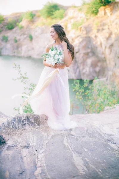 Bela Noiva Jovem Com Cabelos Longos Vestido Noiva Com Buquê — Fotografia de Stock
