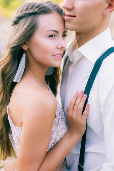 Elegante Novio Elegante Elegante Novia Cerca Río Lago Pareja Boda — Foto de Stock