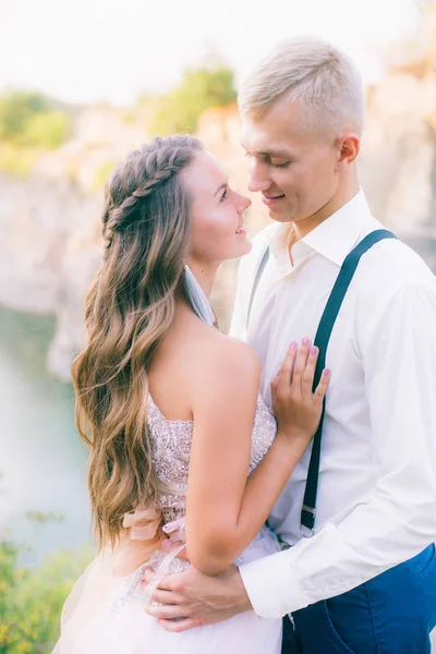 Nehir ya da göl kenarında zarif kibar bir gelin ve damat. Aşık düğün çifti 