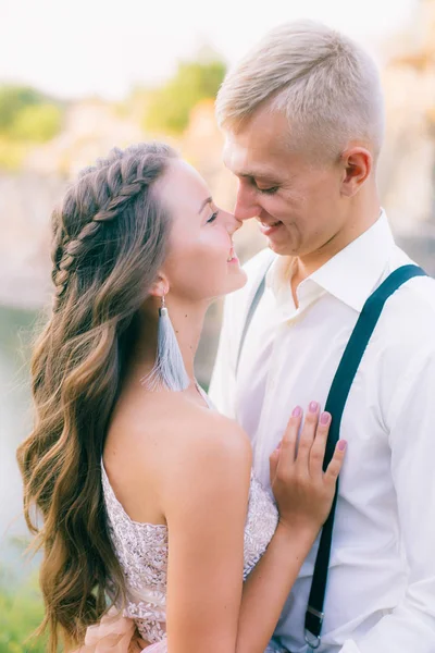 Elegante Gentile Elegante Sposo Sposa Vicino Fiume Lago Matrimonio Coppia — Foto Stock