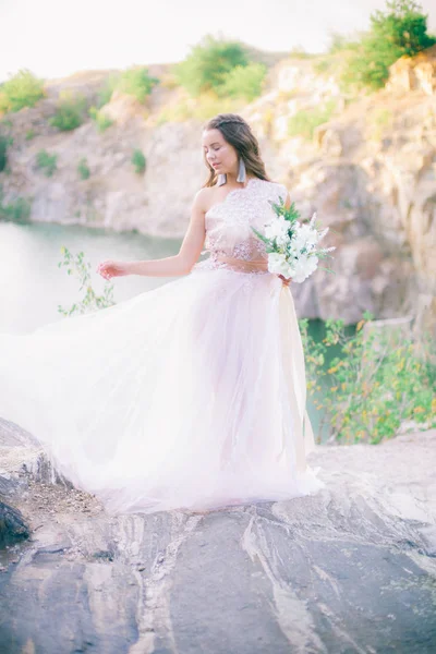 Bella Giovane Sposa Con Capelli Lunghi Abito Sposa Con Bouquet — Foto Stock