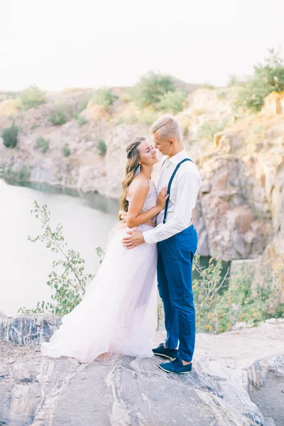 Elegante Novio Elegante Elegante Novia Cerca Río Lago Pareja Boda —  Fotos de Stock