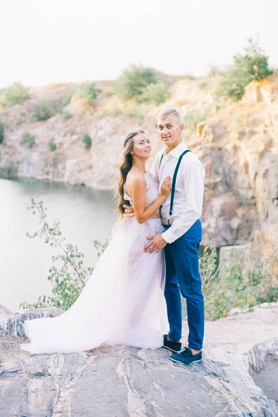 Elegante Novio Elegante Elegante Novia Cerca Río Lago Pareja Boda —  Fotos de Stock