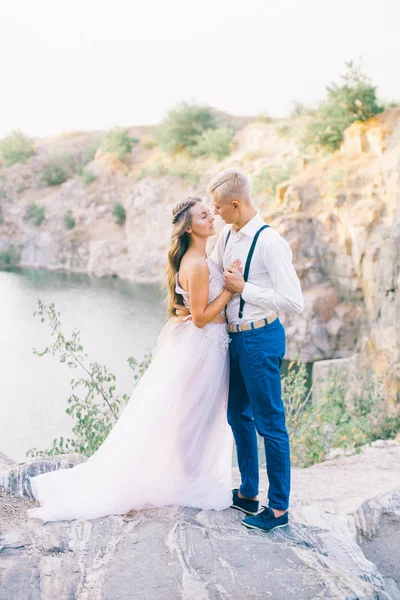 Elegante Novio Elegante Elegante Novia Cerca Río Lago Pareja Boda —  Fotos de Stock