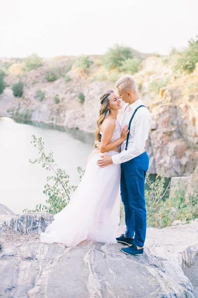 Elegante Novio Elegante Elegante Novia Cerca Río Lago Pareja Boda — Foto de Stock