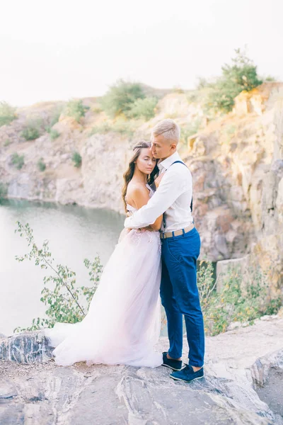 Élégant Marié Élégant Doux Mariée Près Rivière Lac Couple Mariage — Photo