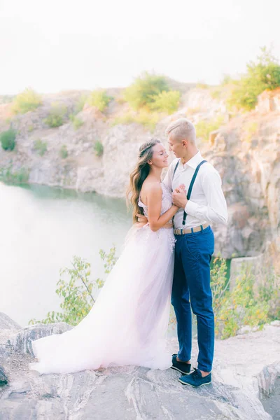 Elegante Novio Elegante Elegante Novia Cerca Río Lago Pareja Boda —  Fotos de Stock