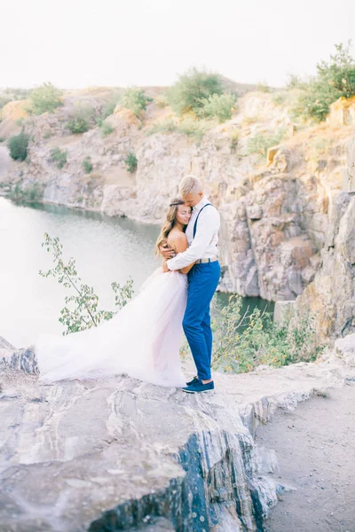 Elegante Sanfte Stilvolle Bräutigam Und Braut Der Nähe Von Fluss — Stockfoto