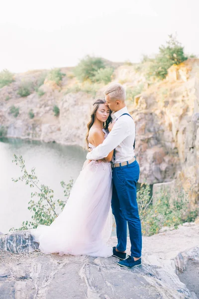 Elegante Novio Elegante Elegante Novia Cerca Río Lago Pareja Boda —  Fotos de Stock