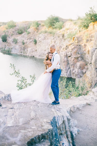 Elegante Novio Elegante Elegante Novia Cerca Río Lago Pareja Boda —  Fotos de Stock