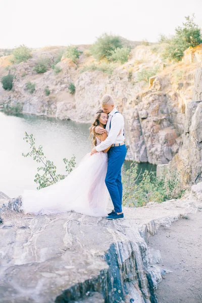 Elegante Novio Elegante Elegante Novia Cerca Río Lago Pareja Boda —  Fotos de Stock