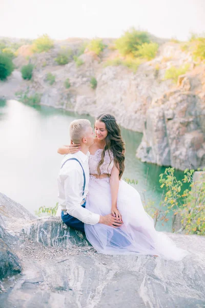 Элегантный Нежный Стильный Жених Невеста Возле Реки Озера Свадебная Пара — стоковое фото