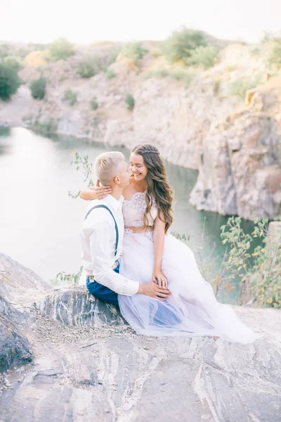 Elegante Novio Elegante Elegante Novia Cerca Río Lago Pareja Boda —  Fotos de Stock