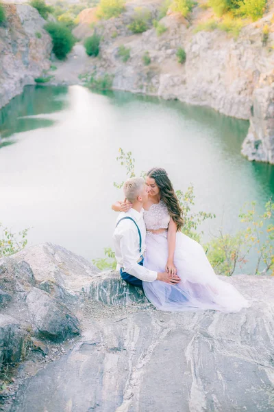 Elegante Novio Elegante Elegante Novia Cerca Río Lago Pareja Boda —  Fotos de Stock