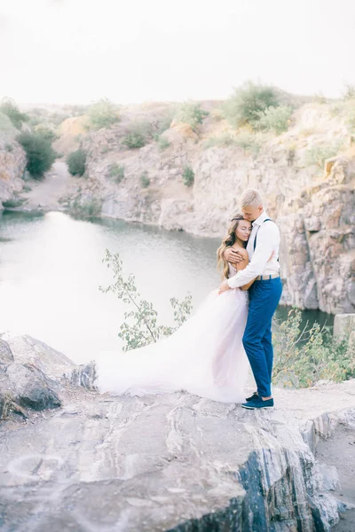 Elegante Novio Elegante Elegante Novia Cerca Río Lago Pareja Boda —  Fotos de Stock