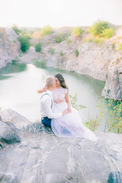 优雅而文雅的新郎和新娘在河边或湖边 恋爱中的夫妻 — 图库照片