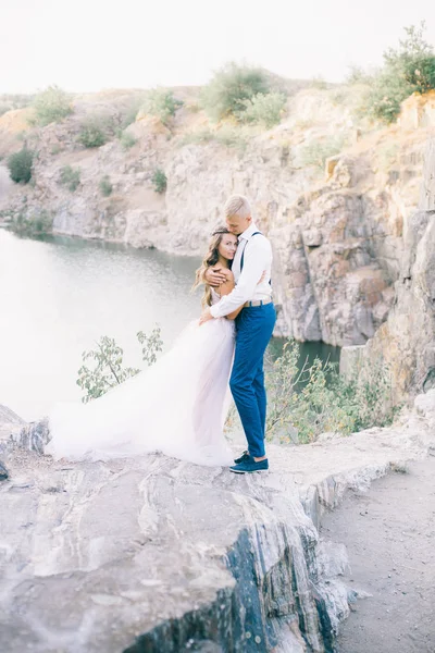 Elegante Novio Elegante Elegante Novia Cerca Río Lago Pareja Boda — Foto de Stock