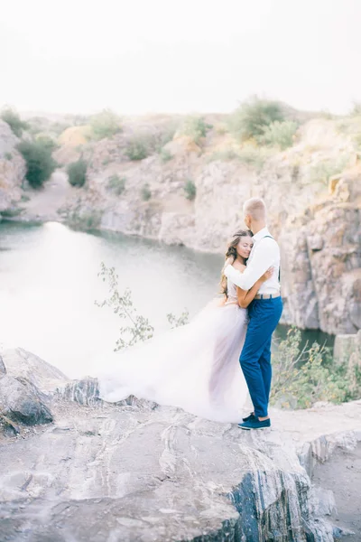 Elegante Novio Elegante Elegante Novia Cerca Río Lago Pareja Boda — Foto de Stock