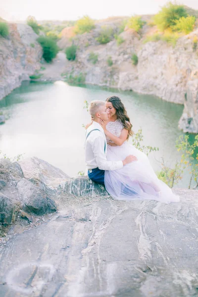 Elegante Noivo Elegante Doce Noiva Perto Rio Lago Casamento Casal — Fotografia de Stock