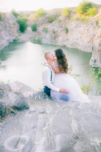 Elegante Novio Elegante Elegante Novia Cerca Río Lago Pareja Boda — Foto de Stock