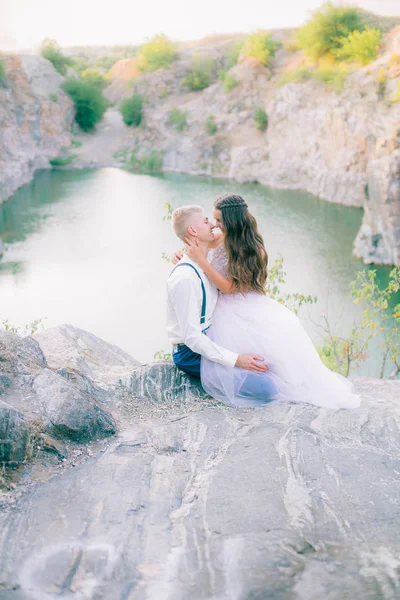 Elegante Gentile Elegante Sposo Sposa Vicino Fiume Lago Matrimonio Coppia — Foto Stock