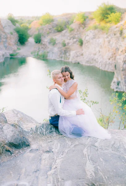 Elegante Novio Elegante Elegante Novia Cerca Río Lago Pareja Boda —  Fotos de Stock