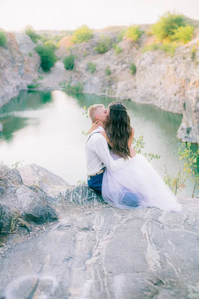 Elegante Novio Elegante Elegante Novia Cerca Río Lago Pareja Boda —  Fotos de Stock