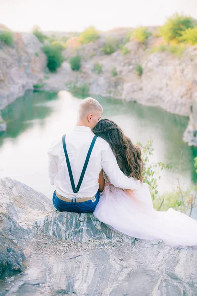 Elegantní Elegantní Elegantní Ženich Nevěsta Blízkosti Řeky Nebo Jezera Zamilovaný — Stock fotografie