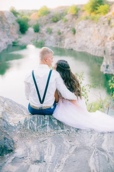 Elegante Novio Elegante Elegante Novia Cerca Río Lago Pareja Boda —  Fotos de Stock